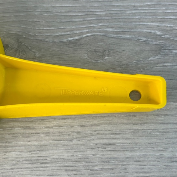 Vintage yellow Tupperware strainer - Picture 4 of 4